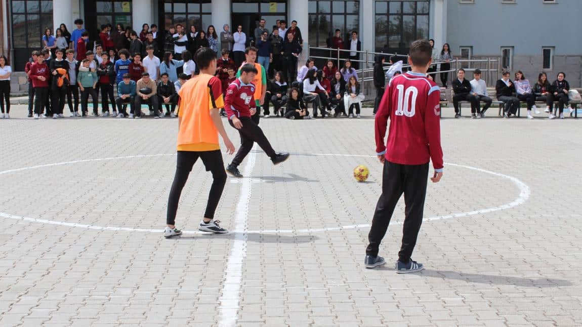 Okulumuzda yapılan sınıflar arası futbol turnuvası tamamladı. 