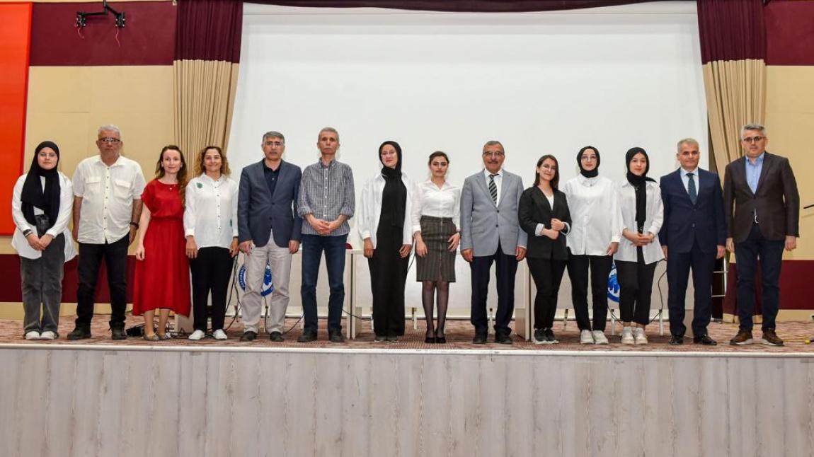 Anadolu Mektebi faaliyetleri kapsamında yürütülen okumalar neticesinde Karamanoğlu Mehmetbey Üniversitesinde  Mustafa Kutlu okul paneli yapıldı.